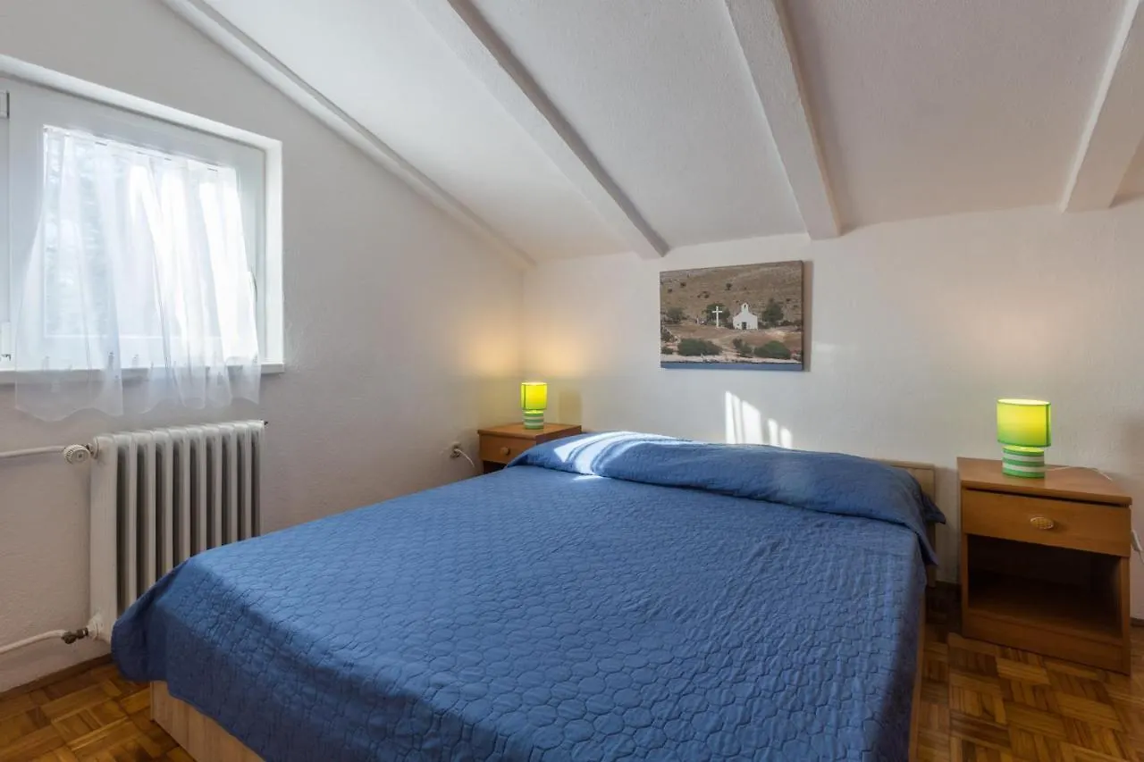 Apartment Karigador 2534B 0*,